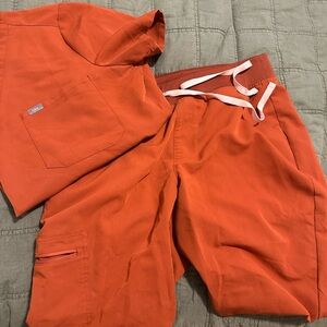 Figs burnt orange scrub set. Catarina top size large, Zamora joggers Lg petite